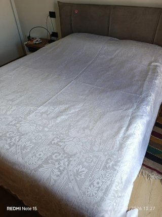 Copriletto bianco con fantasia floreale