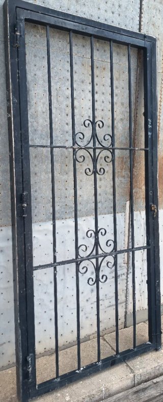 Puerta de hierro forjado