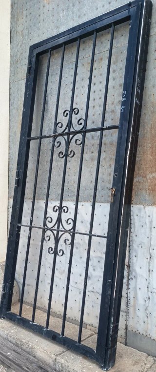 Puerta de hierro forjado