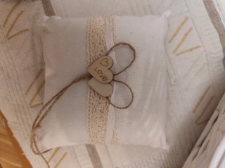 Cojín para anillos de boda con corazones