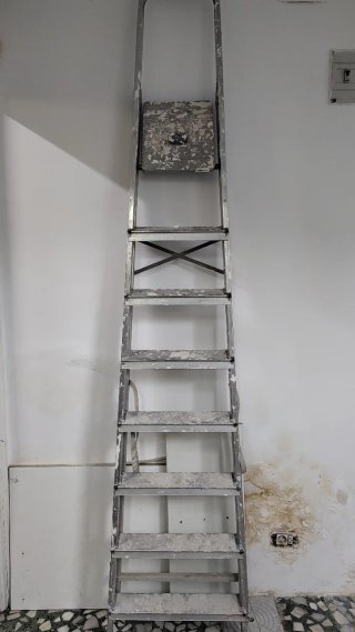 Escalera metálica plegable