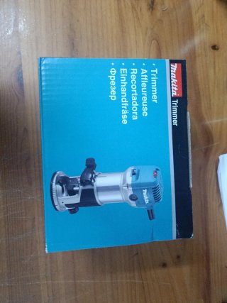 FRESADORA MULTIFUNCIÓN MAKITA  MODELO RT0702C