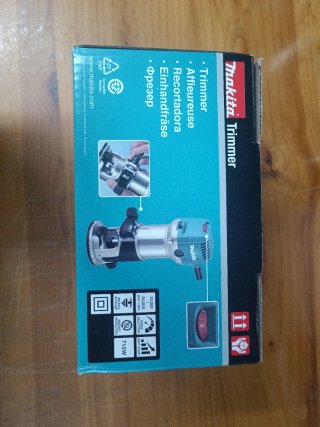 FRESADORA MULTIFUNCIÓN MAKITA  MODELO RT0702C
