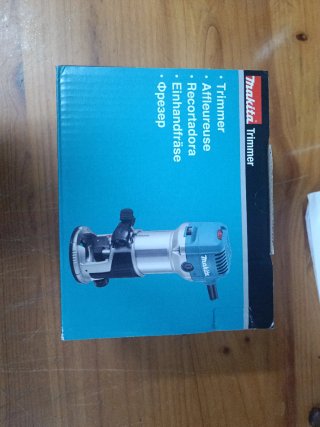 FRESADORA MULTIFUNCIÓN MAKITA  MODELO RT0702C