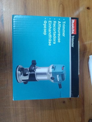 FRESADORA MULTIFUNCIÓN MAKITA  MODELO RT0702C