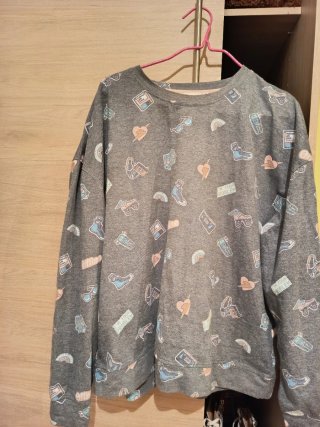 Sudadera gris con estampado divertido