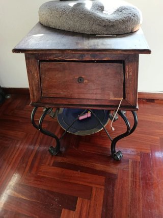 Mesa antigua de gramola