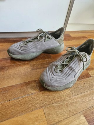 Zapatillas Adidas Grises y Verdes.