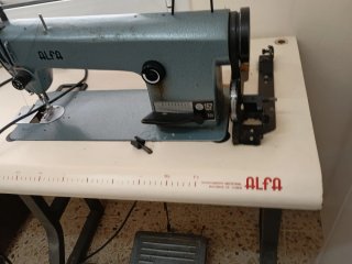 Máquina de coser antigua Alfa 157