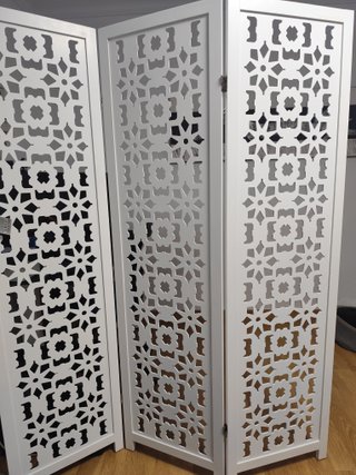 Separador de ambientes blanco con diseño