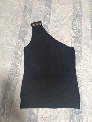 Camiseta negra de un hombro con botones