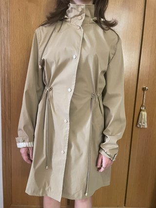 Gabardina beige con cordón ajustable