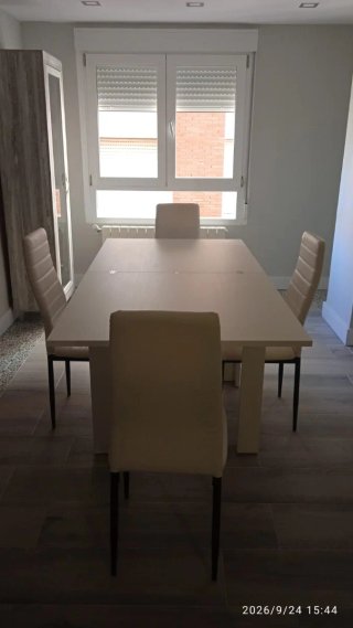 Conjunto de Mesa y 6 Sillas de Comedor