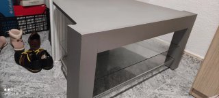 Mueble TV gris con estantes de cristal