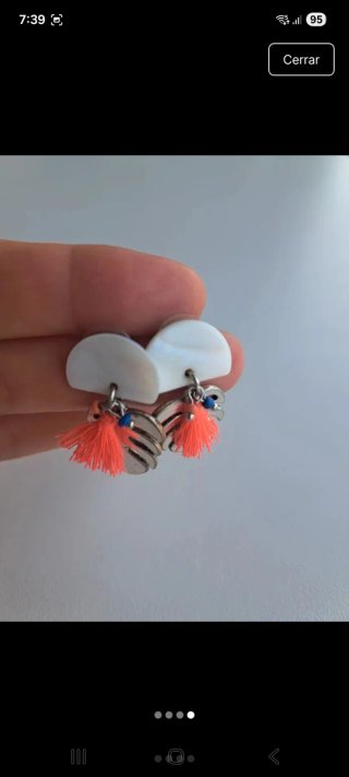 Pendientes coral con detalle plateado