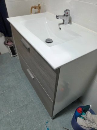 Mueble de baño con lavabo y espejo