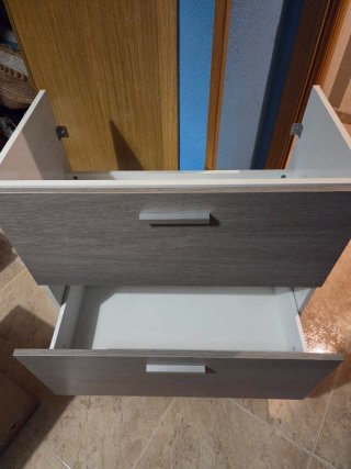 Mueble de baño con lavabo y espejo