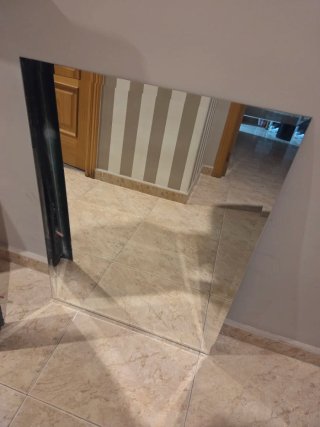 Mueble de baño con lavabo y espejo