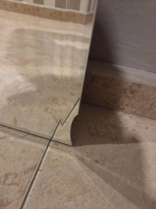 Mueble de baño con lavabo y espejo