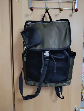 Mochila Parfois negra y verde militar
