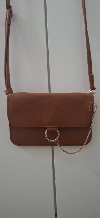 Bolso marrón con cadena dorada