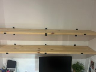 Scaffali in legno di pino con supporti neri