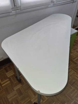 Mesa de estudio blanca y verde