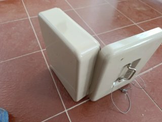 Caja fuerte metálica beige sin llave