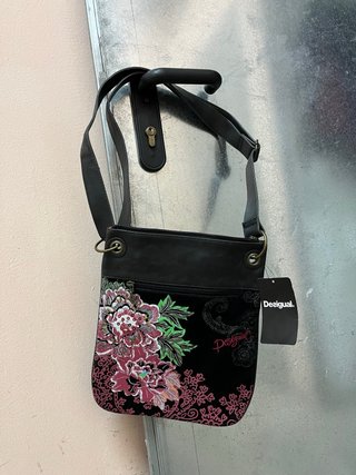Bolso Desigual floral negro y rosa
