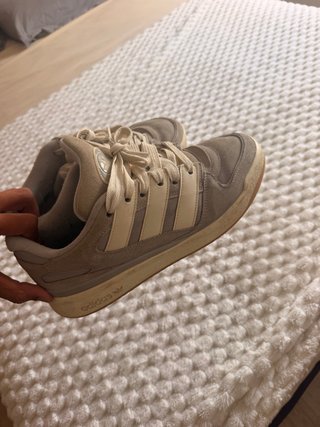 Zapatillas Adidas Beige y Blancas