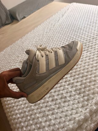 Zapatillas Adidas Beige y Blancas