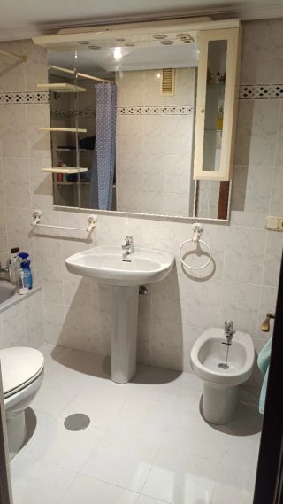 Mueble baño espejo beige y blanco