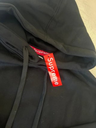 Sudadera Supreme Negra con Logo Vertical