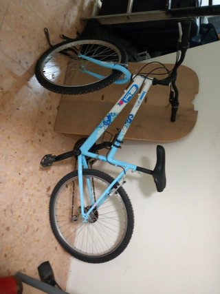 Bicicletta per bambina bianca e blu