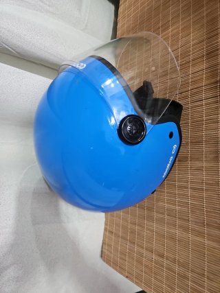 Casco de moto azul estilo scooter
