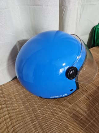 Casco de moto azul estilo scooter