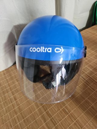 Casco de moto azul estilo scooter