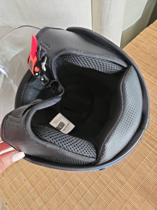 Casco de moto azul estilo scooter