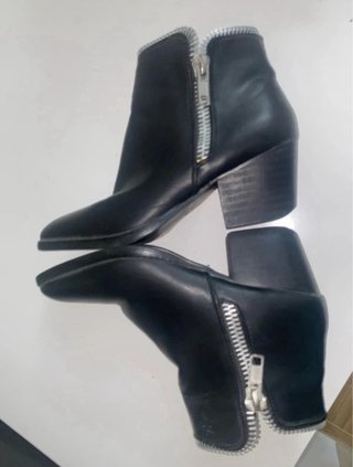 Botines negros con cremallera