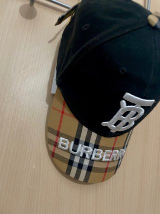 Gorra Burberry Beige y Negra