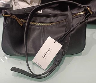 Bolso negro bandolera con cremallera dorada