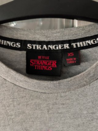 Camiseta Stranger Things Gris Talla M