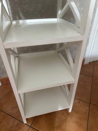 Mesa auxiliar de madera y cesto de mimbre.