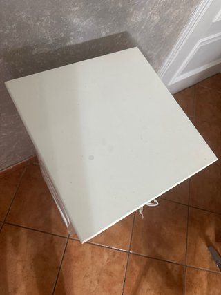 Mesa auxiliar de madera y cesto de mimbre.
