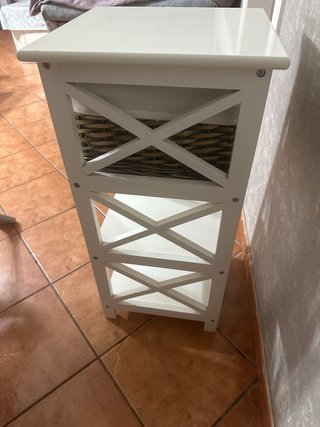 Mesa auxiliar de madera y cesto de mimbre.