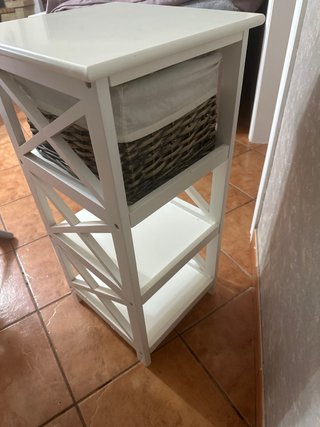 Mesa auxiliar de madera y cesto de mimbre.