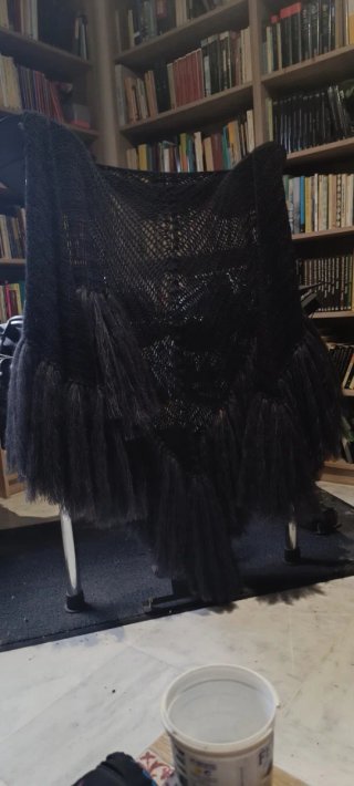 Mantón negro tejido a crochet