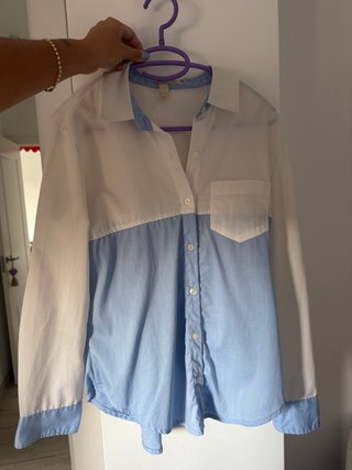 Camisa combinada celeste y blanca Talle M