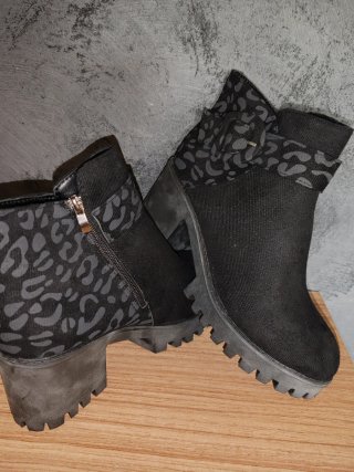Botines negros con estampado animal