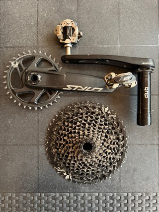 Transmisión SRAM GX con bielas Stylo y pedales XT